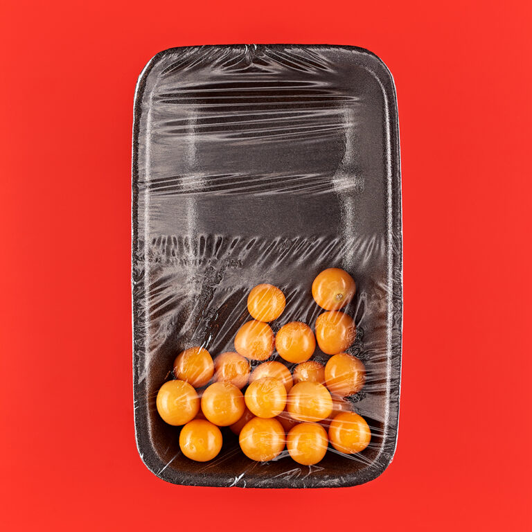 Fotografie Eduard Wellmann Ananaskirschen in Plastik-Verpackung