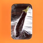 Fotografie Eduard Wellmann Aubergine in Plastik-Verpackung