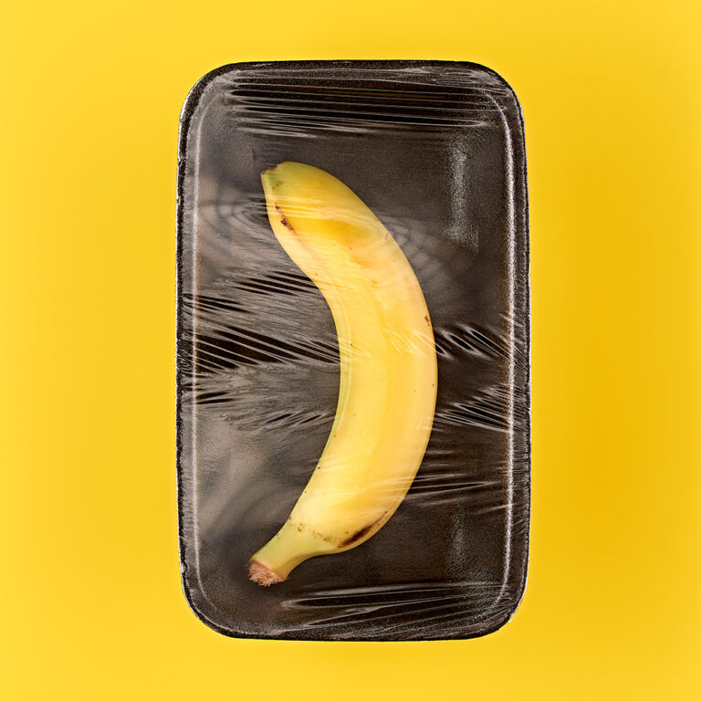 Fotografie Eduard Wellmann Banane in Plastik-Verpackung