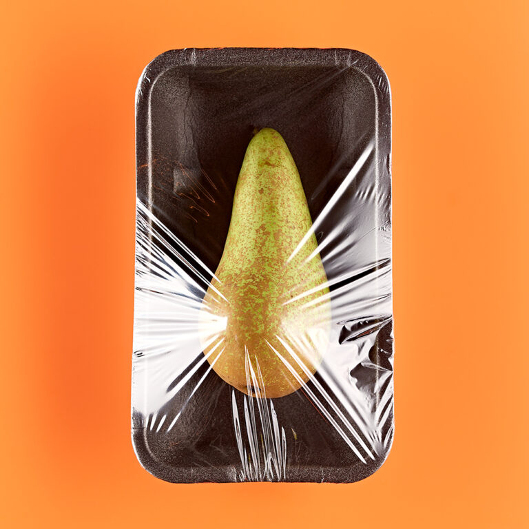 Fotografie Eduard Wellmann Birne in Plastik-Verpackung