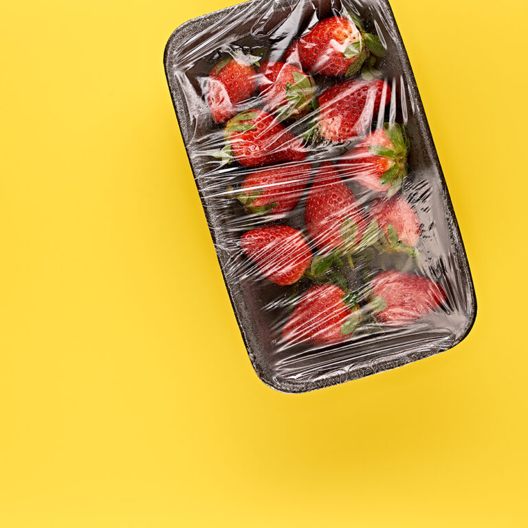 Fotografie Eduard Wellmann Erdbeeren in Plastik-Verpackung