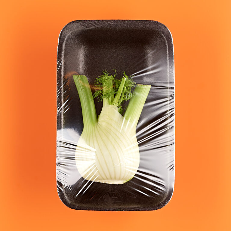 Fotografie Eduard Wellmann Fenchel in Plastik-Verpackung