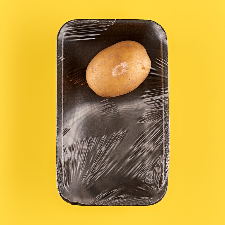 Fotografie Eduard Wellmann Kartoffel in Plastik-Verpackung