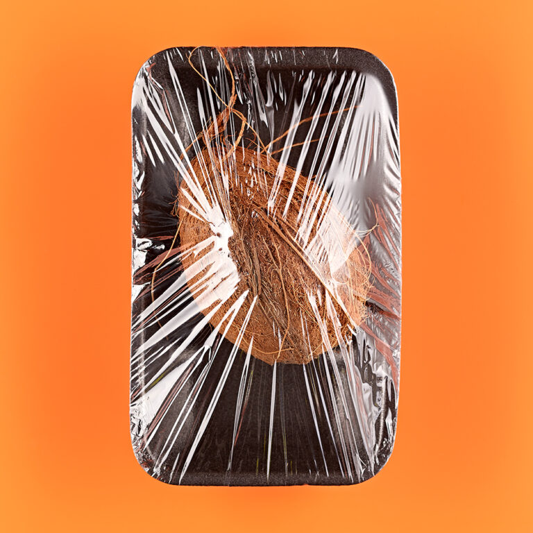 Fotografie Eduard Wellmann Kokosnuss in Plastik-Verpackung