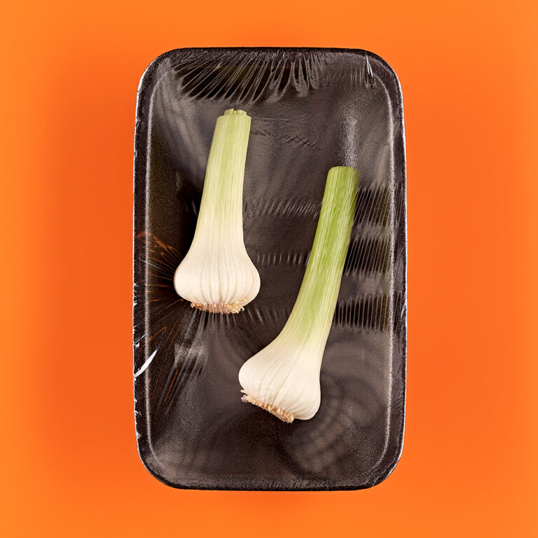 Fotografie Eduard Wellmann Lauch in Plastik-Verpackung