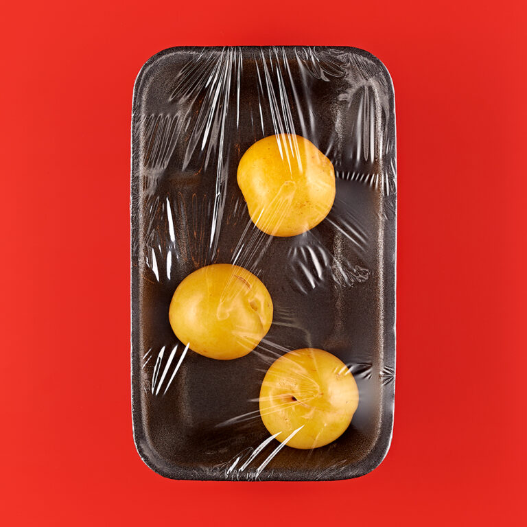 Fotografie Eduard Wellmann Mirabellen in Plastik-Verpackung