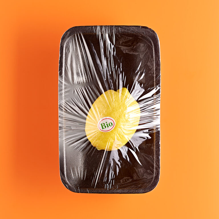 Fotografie Eduard Wellmann Zitrone in Plastik-Verpackung