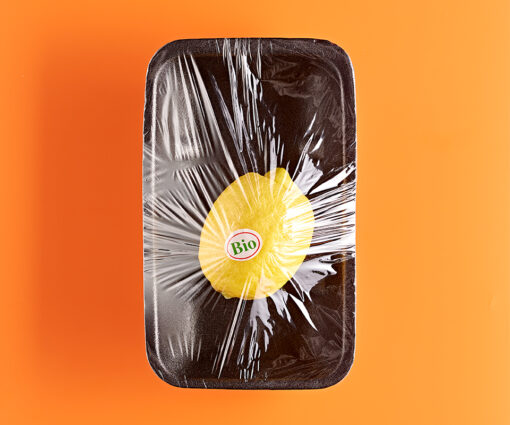 Zitrone in Plastik Fotografie Eduard Wellmann