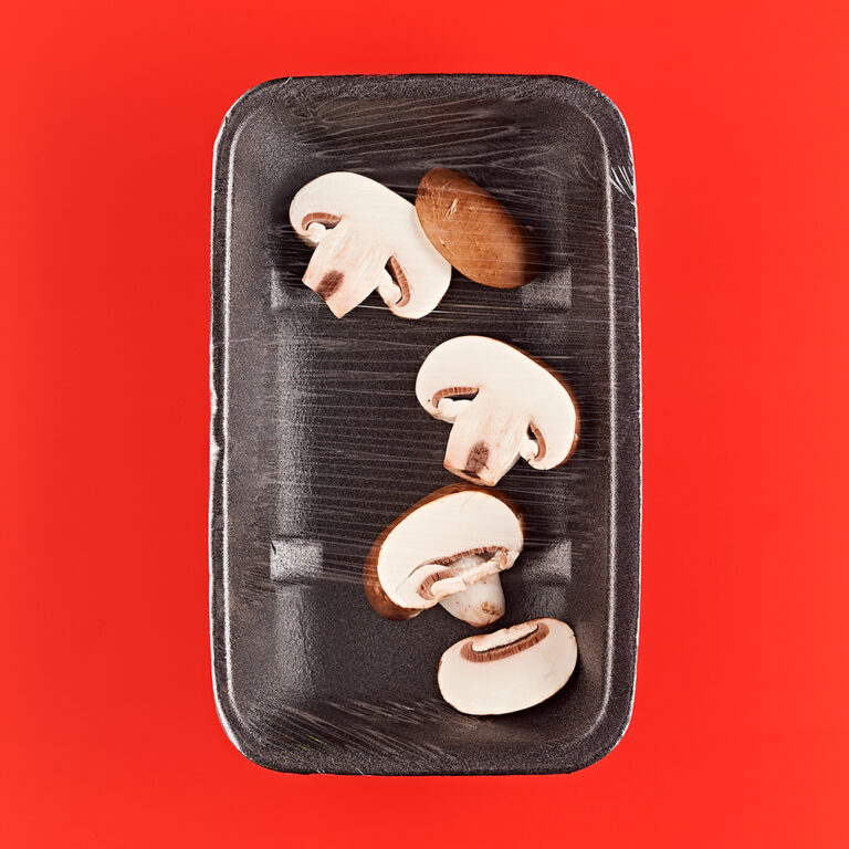 Fotografie Eduard Wellmann Pilze in Plastik-Verpackung