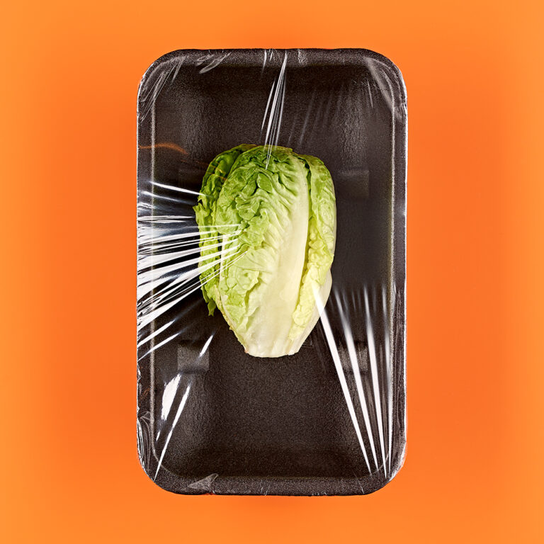 Fotografie Eduard Wellmann Römersalat in Plastik-Verpackung