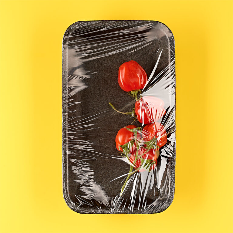 Fotografie Eduard Wellmann Strauchtomaten in Plastik-Verpackung