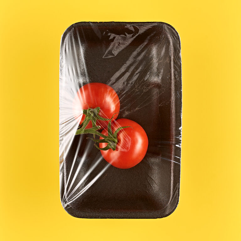 Fotografie Eduard Wellmann Tomaten in Plastik-Verpackungen