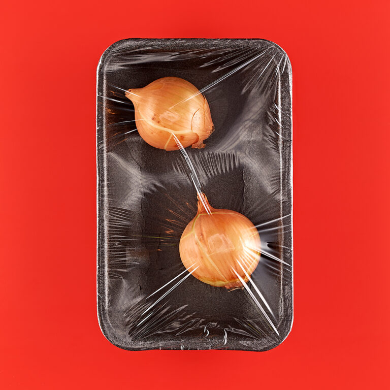 Fotografie Eduard Wellmann Zwiebeln in Plastik-Verpackungen