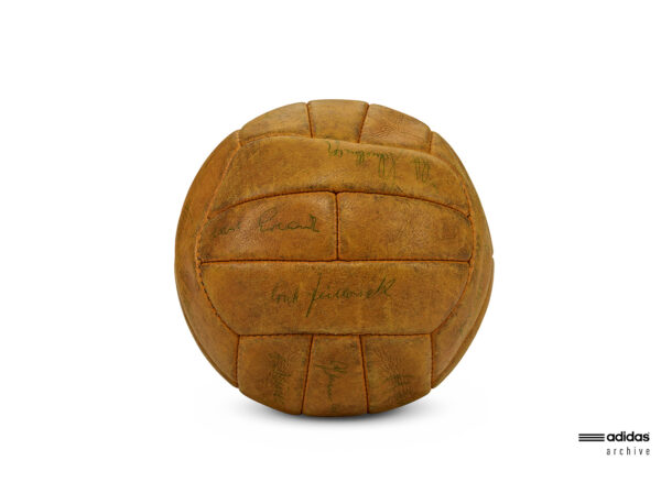 Ball adidas archive Fotografie Eduard Wellmann