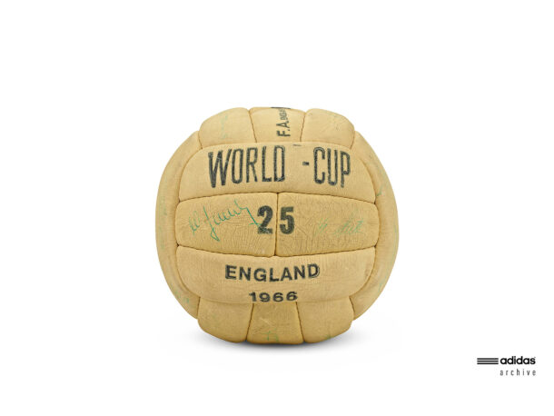 Ball adidas archive Fotografie Eduard Wellmann