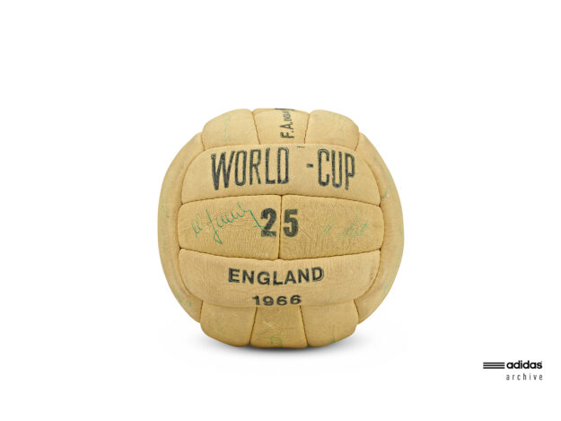 Ball adidas archive Fotografie Eduard Wellmann