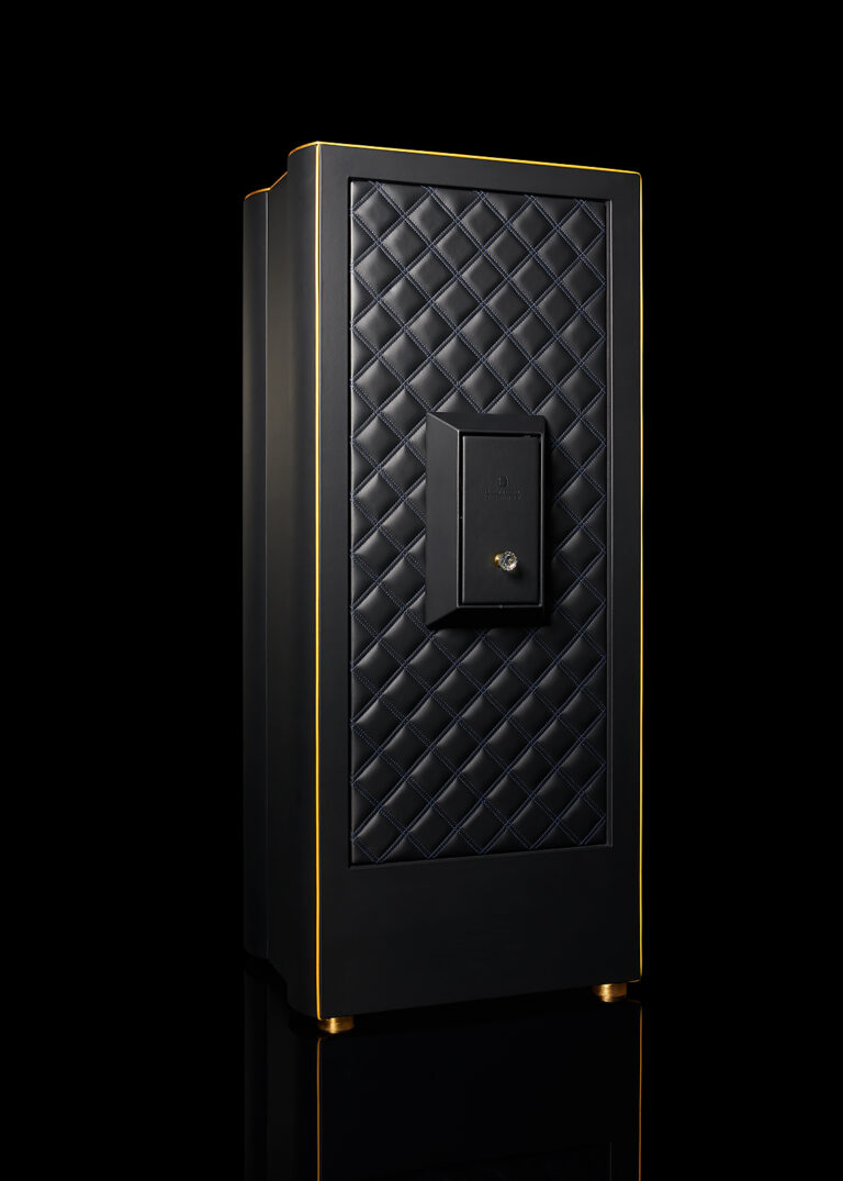 Tresor Seitenansicht fotografiert im Studio