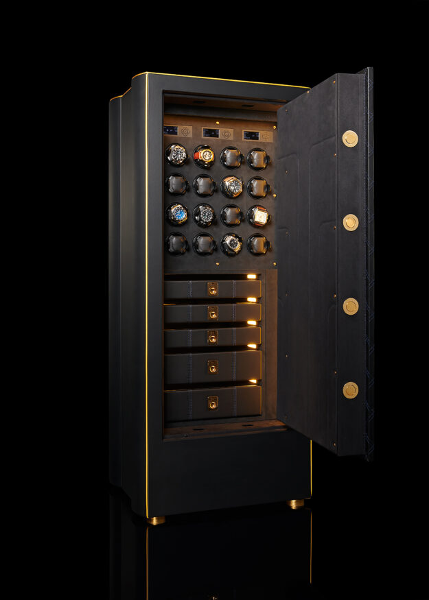 Tresor geöffnet mit Uhren und Ablagen