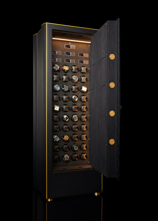 Tresor offen mit Uhren