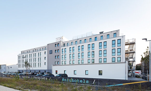 Aussenaufnahme Eduard Wellmann niu Hotel Fürth