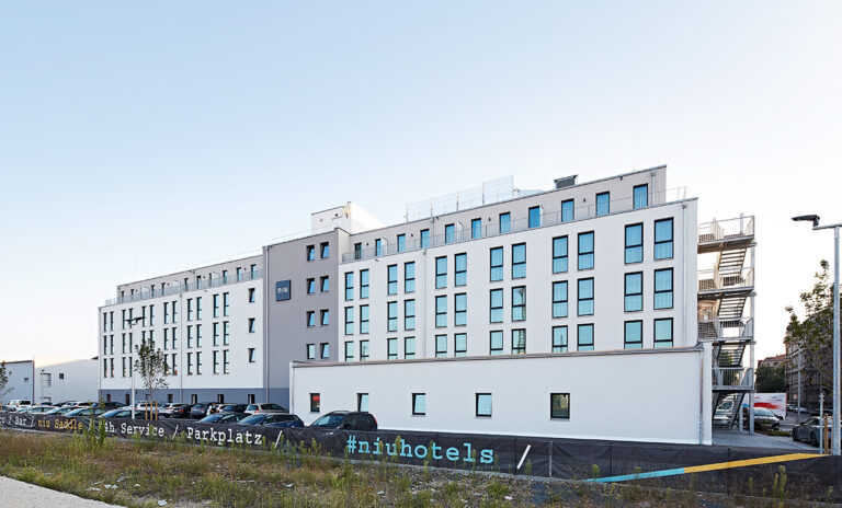 Aussenaufnahme Eduard Wellmann niu Hotel Fürth