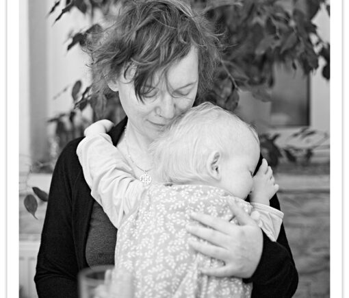 Mutter mit Kind am Morgen nach dem aufstehen