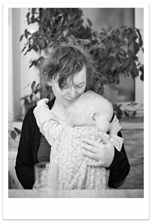 Mutter mit Kind am Morgen nach dem aufstehen