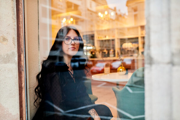 Porträt hinter Glasscheibe