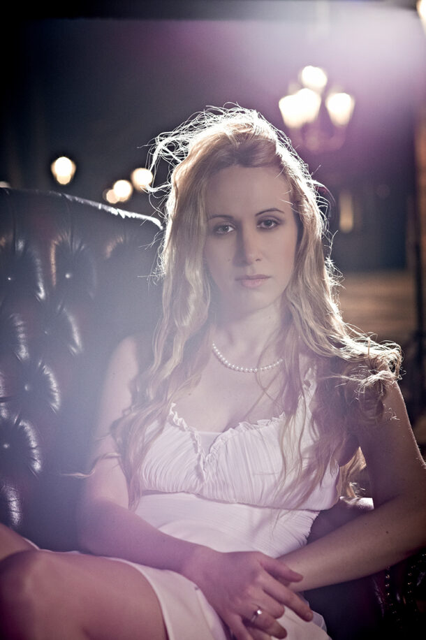 Portrait von einer Frau im Stuhl an einem öffentlichen Platz Nürnberg