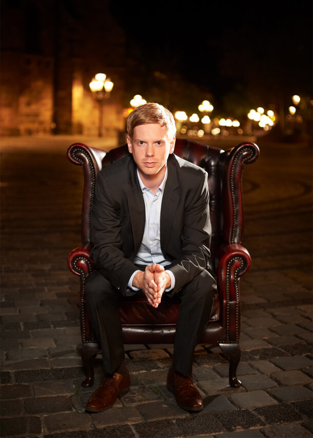 Portrait von einen Mann im Stuhl an einem öffentlichen Platz Nürnberg